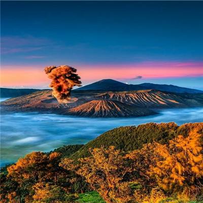 西西里埃特纳火山喷出的烟柱高达4.5公里